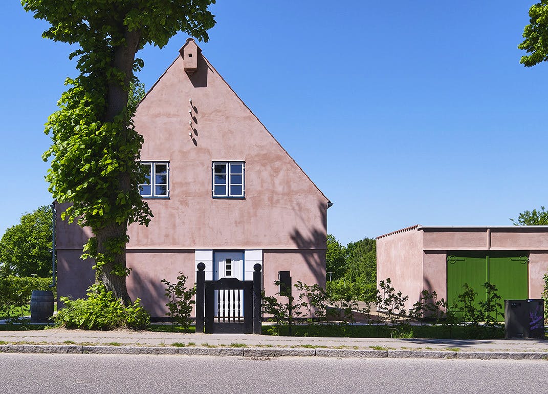 Facade set fra vejen af Ejnar Ørnsholts eget hus