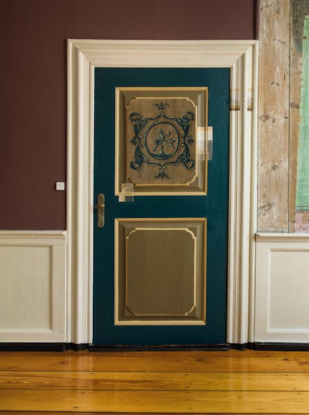 For at finde ind til hvert rums og hver udsmyknings udseende er der lavet farvetrapper på både døre, gerichter, vægge og paneler.