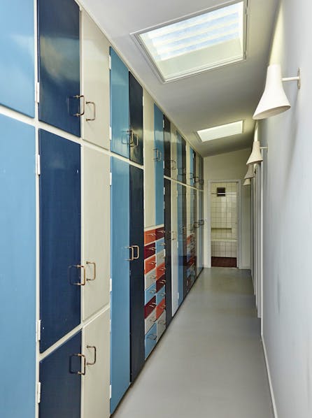 Farver og ovenlysvinduer præger værelsesgangen i Jørgen Varmings eget hus.