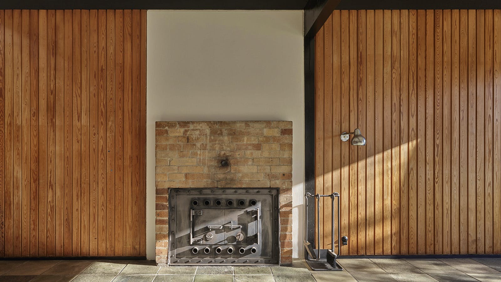 Pejsen i stuen med det originale pejsesæt.