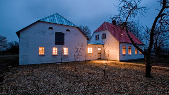 Det lille husmandssted i tusmørket. 