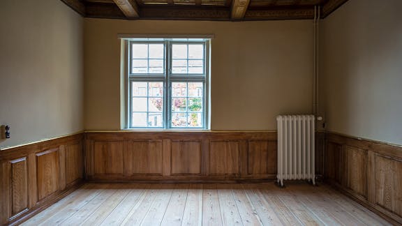 Rum i Marcussens Gård med bemalet loft.