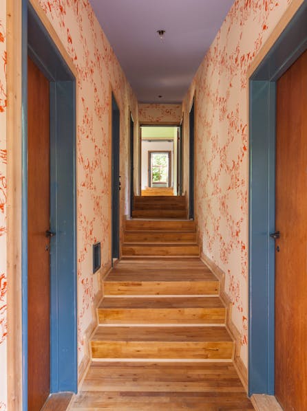 Husets lange gang går som en rygsøjle gennem hele husets krop og både samler og adskiller husets mange rum.