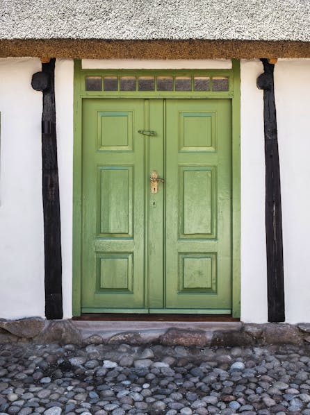 Grønmalet hoveddør med overvindue i Højgaarden på Sejerø.
