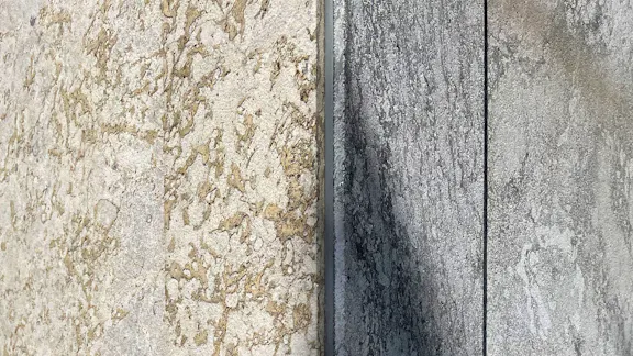 Marmorfacade med tydelig forskel mellem ny og gammel beklædning.