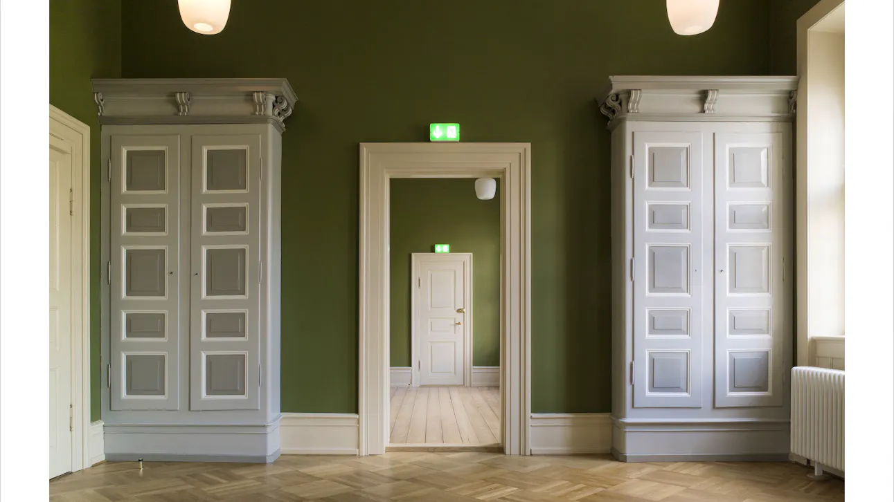Kig gennem stuerne i Tvedes Rådhus i Sorø. Skabene stod tidligere samlet og dækkede døren, men er nu tilbage på deres oprindelige plads.