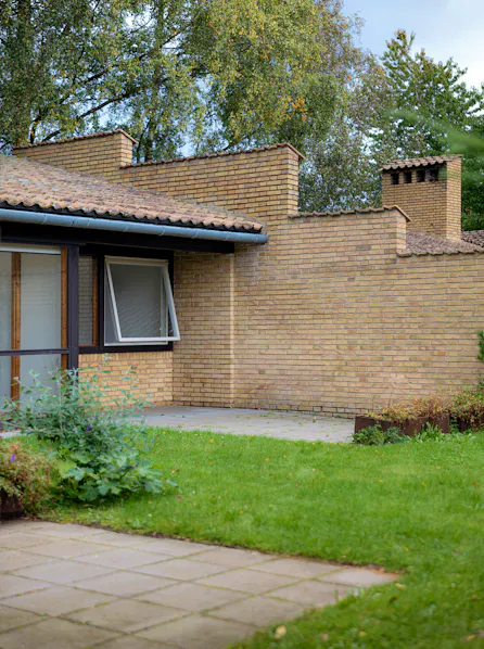 Romerhusene er opført i gulflammede teglsten, der giver et ensartet facadeudtryk. Alle huse har en sydvendt gårdhave, så beboerne får mest muligt sol i stuen.