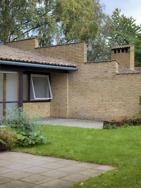 Romerhusene er opført i gulflammede teglsten, der giver et ensartet facadeudtryk. Alle huse har en sydvendt gårdhave, så beboerne får mest muligt sol i stuen.