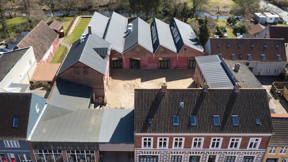 Hele ejendommen set fra luften. 