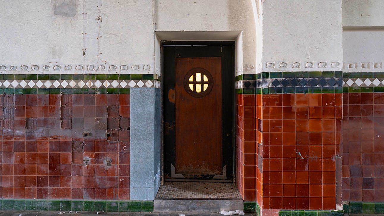 I maskinhallen i Rønne Gl. Elværk og Badeanstalt ses originale fliser og en frise af natursten.