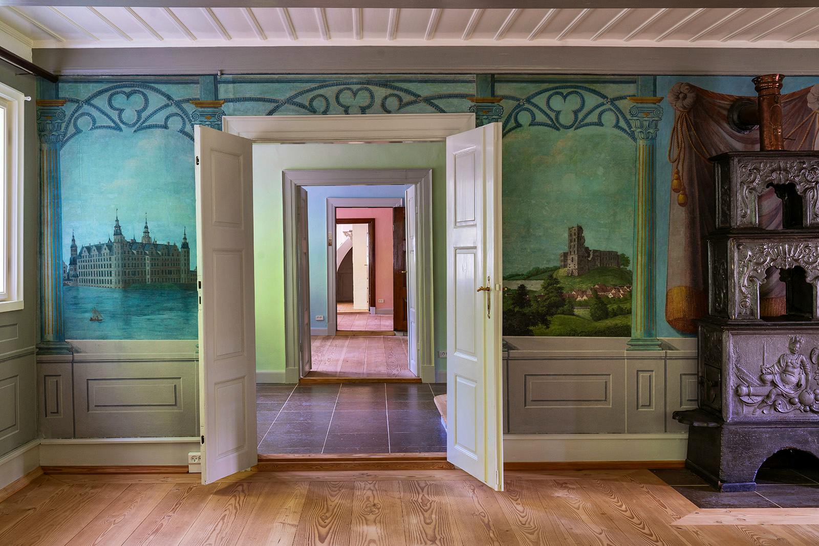 Stadsestuen med kalkmalerier fra 1843 og udsigt gennem rummene.