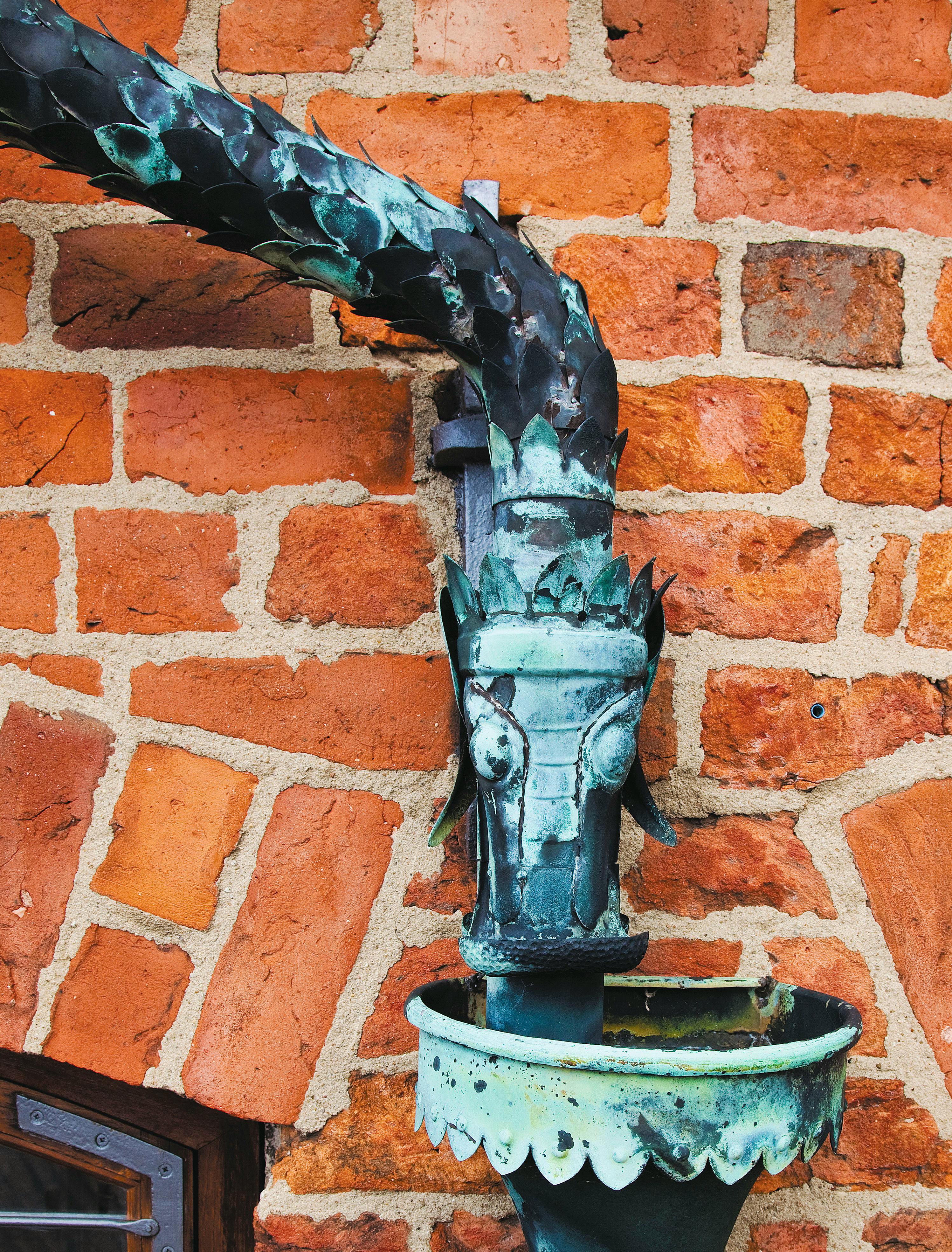 Udsmykket nedløbsrør i kobber. 