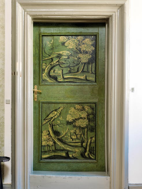 Fugledør fra ca. 1700 fundet på Odense Adelige Jomfrukloster bag nyere malingslag.