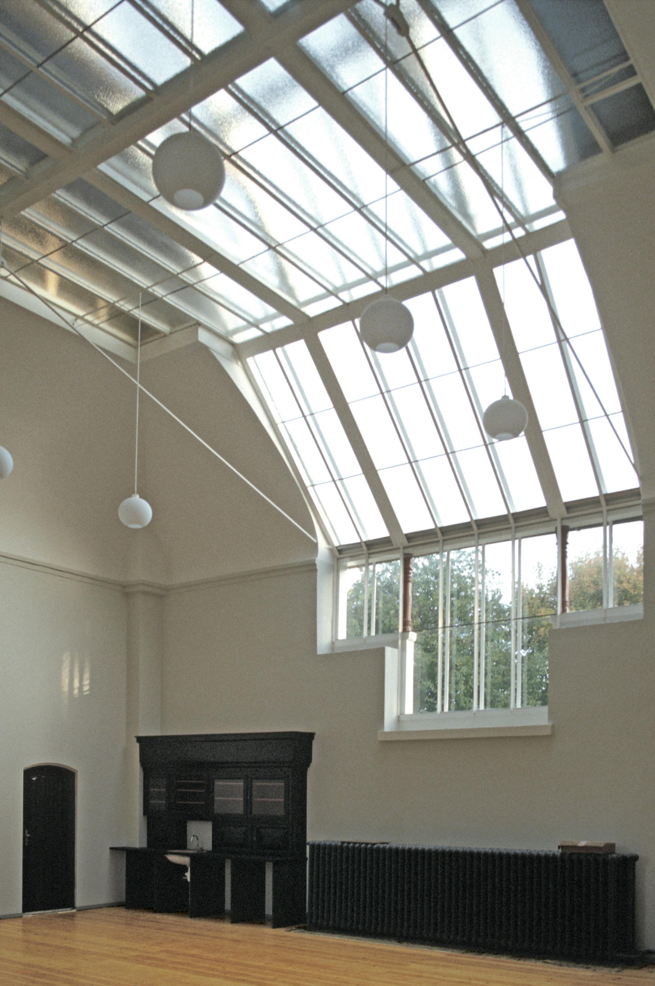 J.F. Willumsens eget store atelier i sin fulde højde. I hjørnet ses et skab til redskaber og med en håndvask samt en dør til rummet, som Willumsen selv kaldte "tegnestuen".