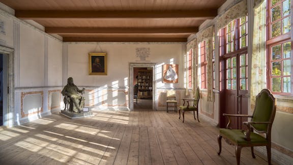 Tersløsegård stuer med Ludvig Holberg statue