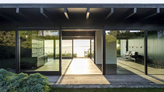 Kig gennem Halldor Gunnløgssons eget hus.