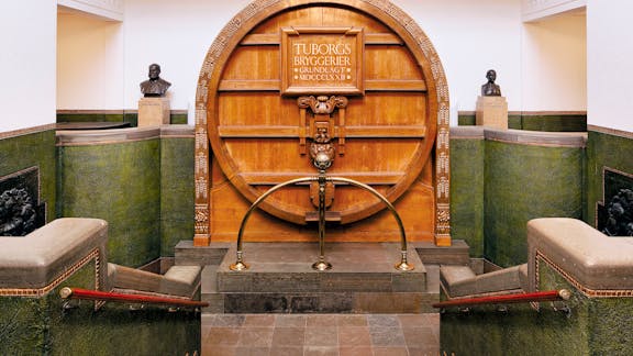 Dekorativ øltønde i Rosenhuset med inskription.