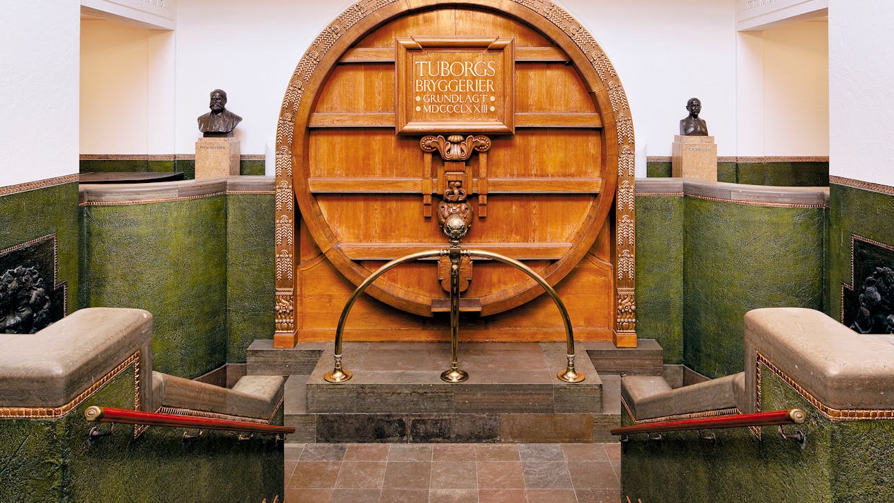 Dekorativ øltønde i Rosenhuset med inskription.