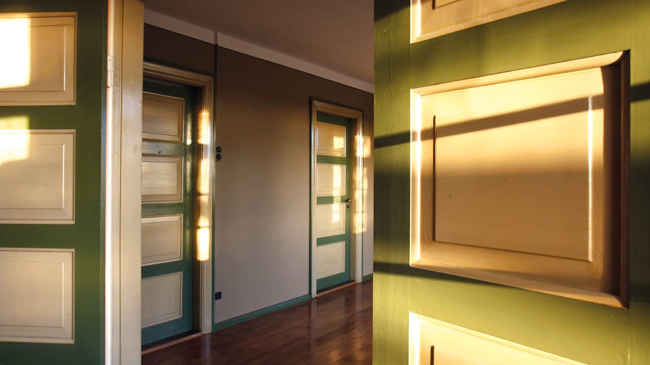 Dørene står med oprindelig maling og er blot blevet afrenset.