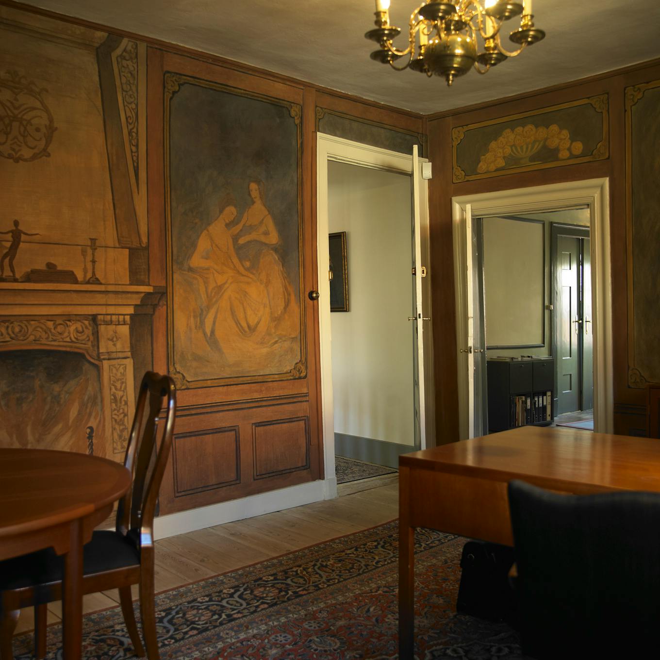 Gæsteværelse med skæve døre og vinkler.