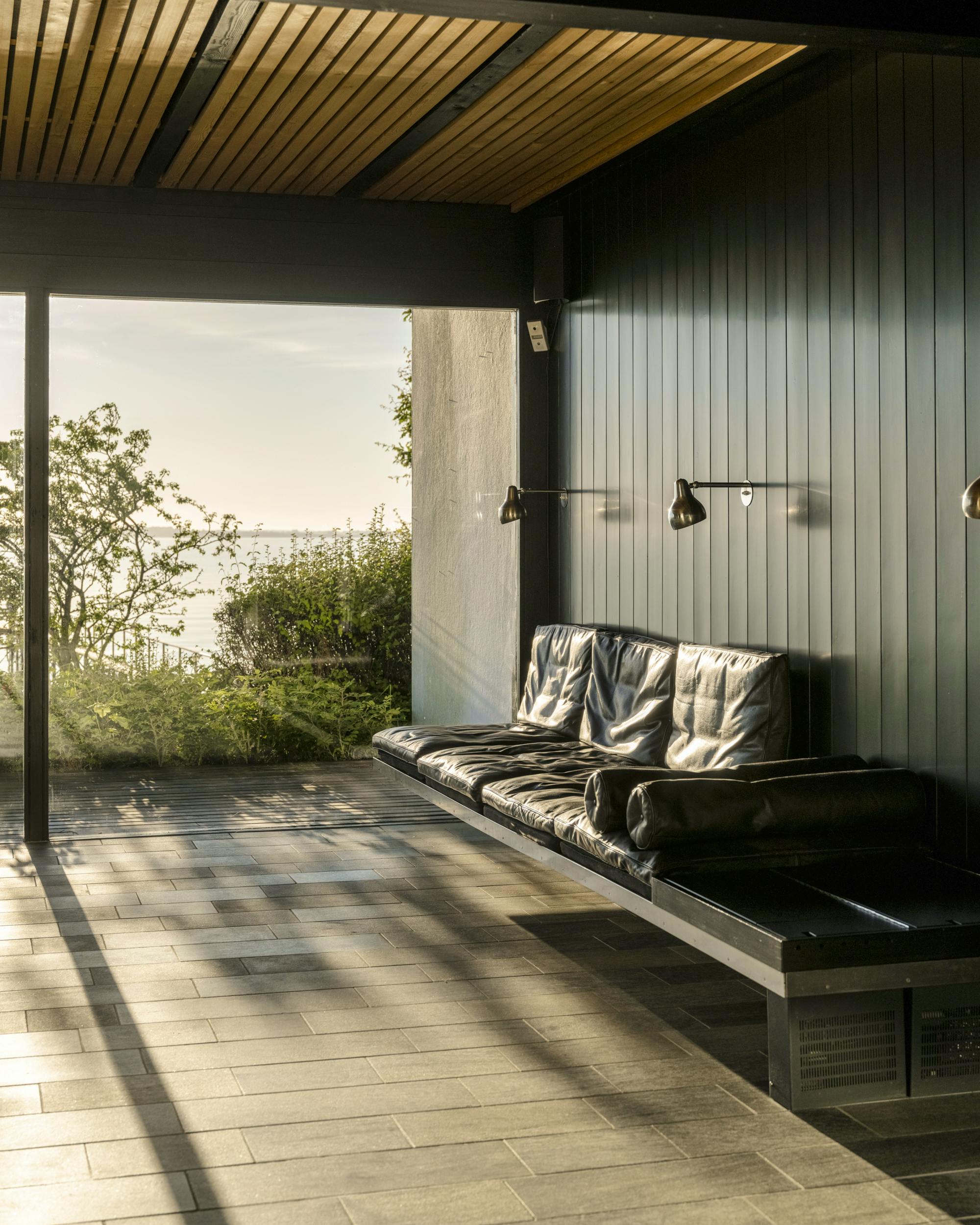 Stuen i Halldor Gunnløgssons eget hus med den nafaste lædersofa.