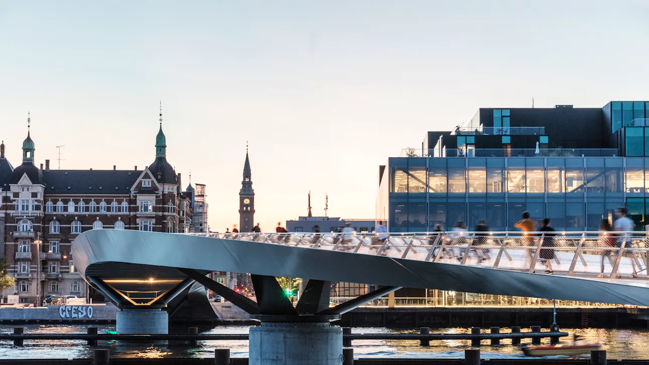 Lille Langebro fører gående og cyklister over kanalen ved BLOX.