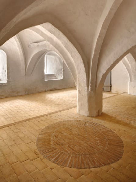 I kælderen ses spor fra bygningens ældste del. De spidsbuede hvælv var en del af bispegården.