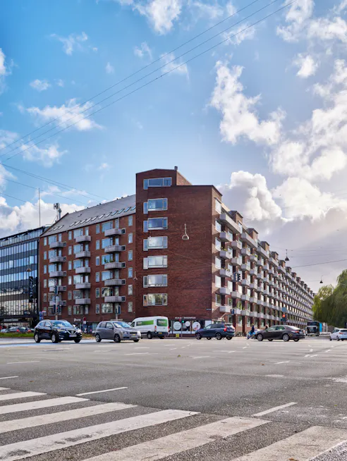 Vestersøhus set over hjørnet med Kay Fiskers egen lejlighed øverst i tårnet og etagen under.