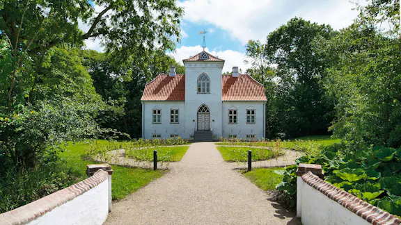 Vosborglille på er opført i 1853 i nygotisk stil og er i dag indrettet som hotelværelser med brudesuite.