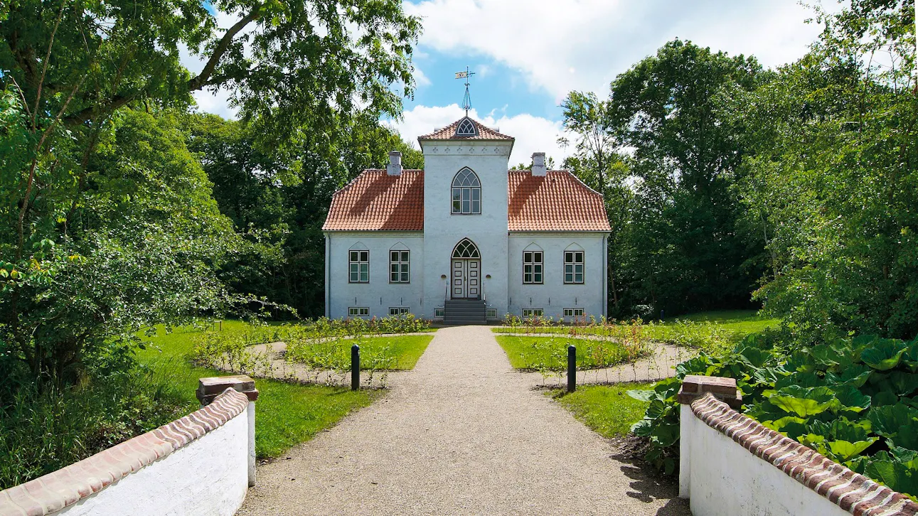 Vosborglille på er opført i 1853 i nygotisk stil og er i dag indrettet som hotelværelser med brudesuite.