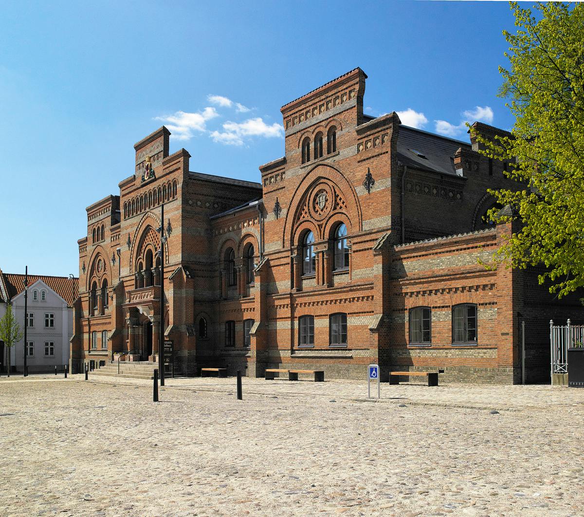 De røde mursten med grå striber og de mange mønstre og detaljer giver rådhuset et næsten byzantinsk udtryk.