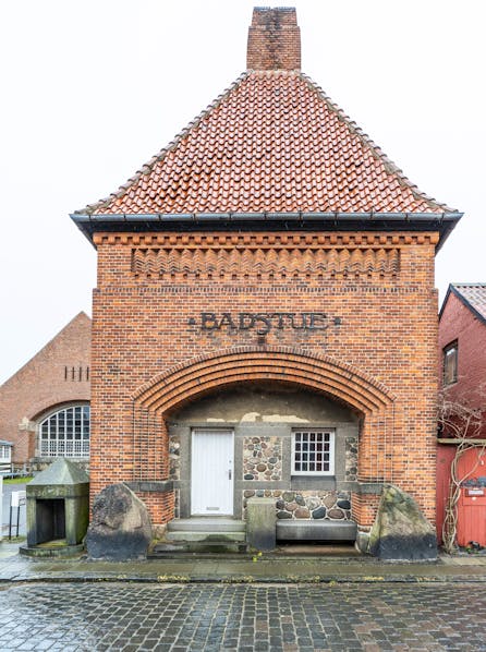 Facaden på den gamle badstue ved Rønne Gl. Elværk, opført i røde mursten. 
