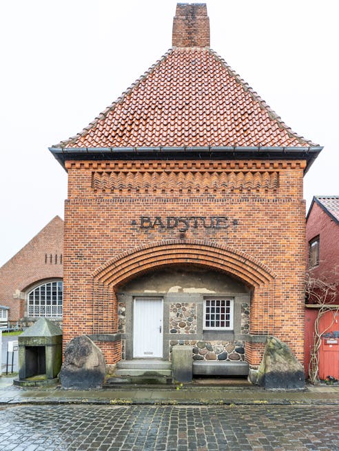 Facaden på den gamle badstue ved Rønne Gl. Elværk, opført i røde mursten. 