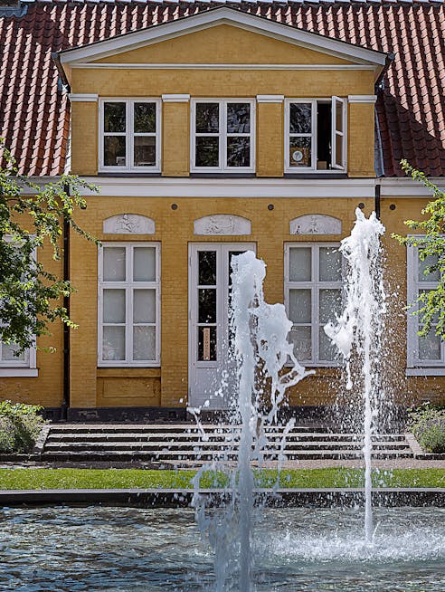 Riises Landsted er opført i 1860 i stilen Klassicisme. 