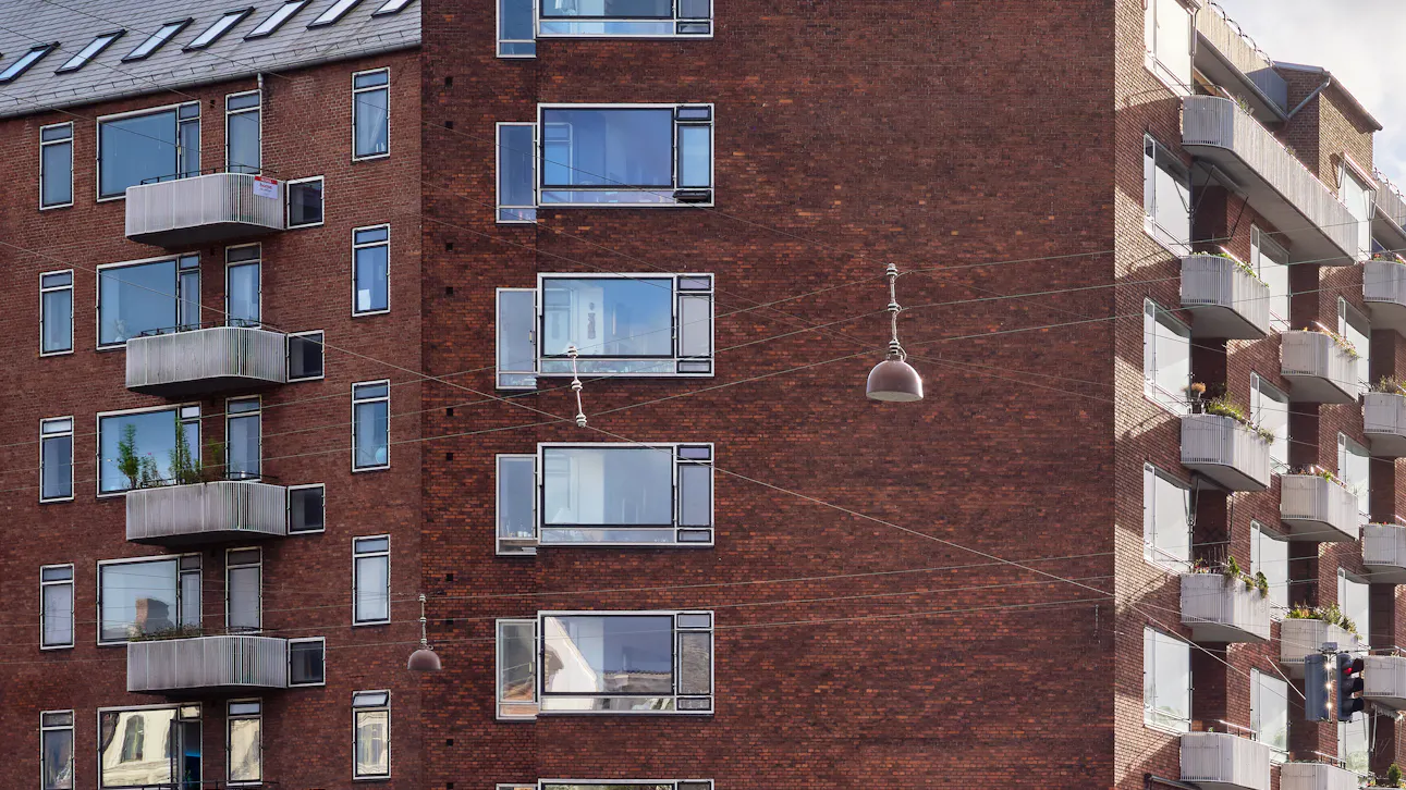 Kay Fiskers egen lejlighed er øverst i tårnet og etagen under.
