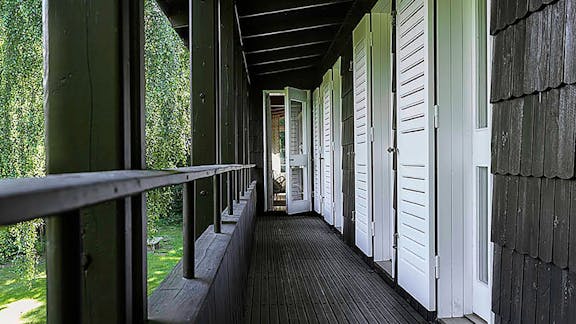 Svalegangen på førstesal. De hvide døre fører ind til børne- og soveværelser. Døren for enden fører til stuen.