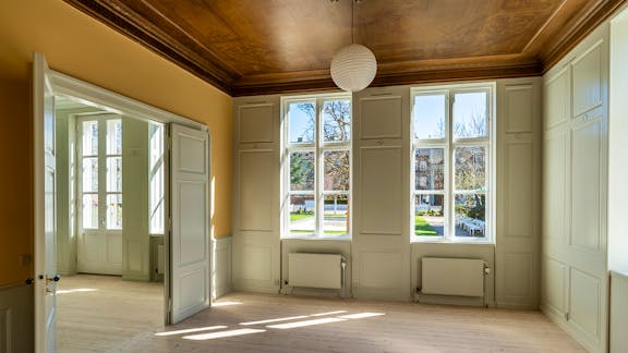 I to af stuerne er et smukt malet træloft fra sidst i 1800-tallet.