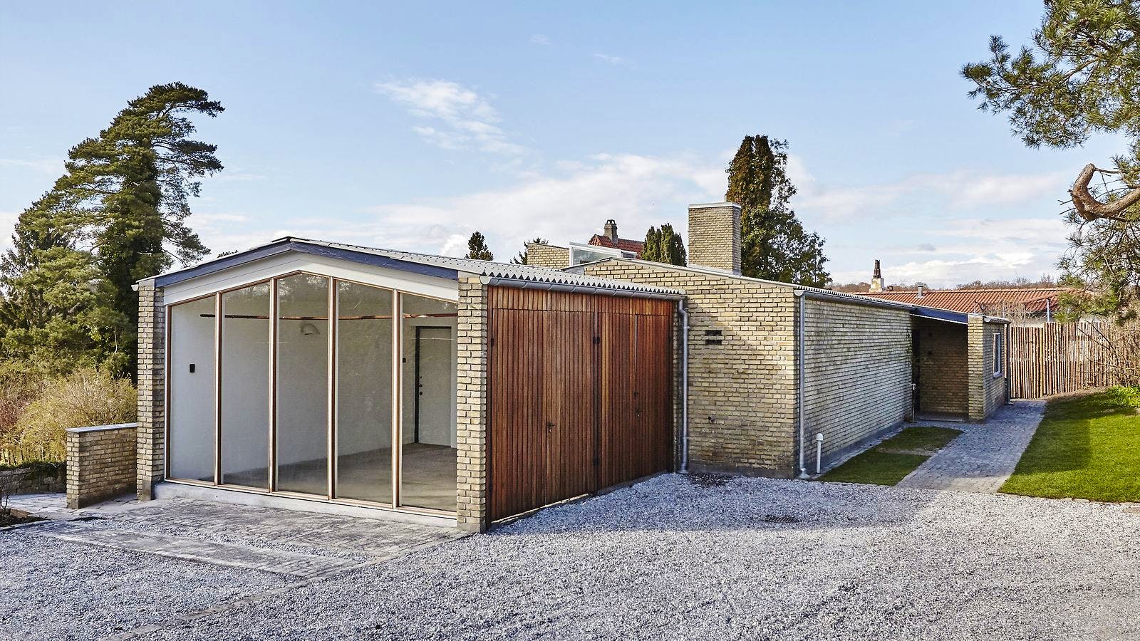 Huset er præget af en forkærlighed for enkle materialer som gule mursten, røde fliser og tag af eternit.