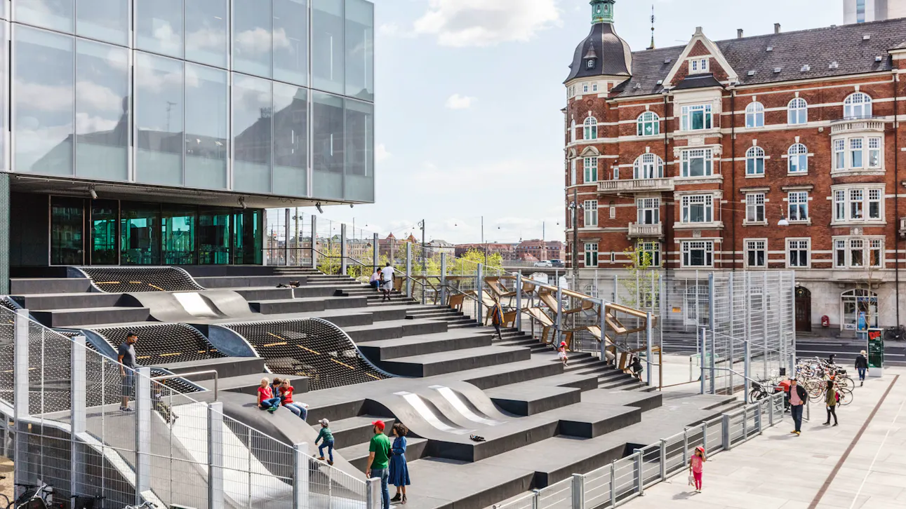 Legepladsen ved BLOX om sommeren. 