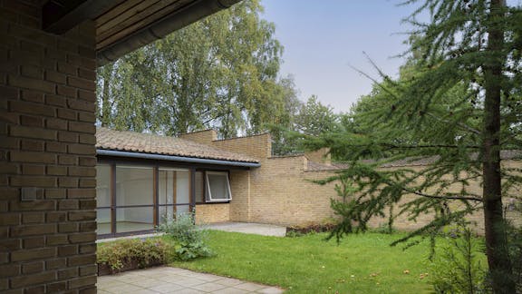 Haven set gennem porten i Romerhuset.