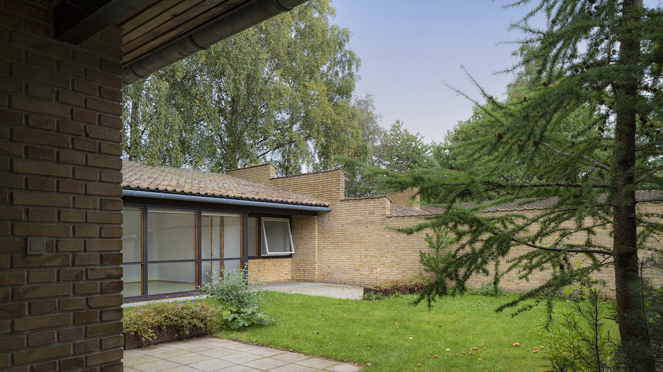 Haven set gennem porten i Romerhuset.