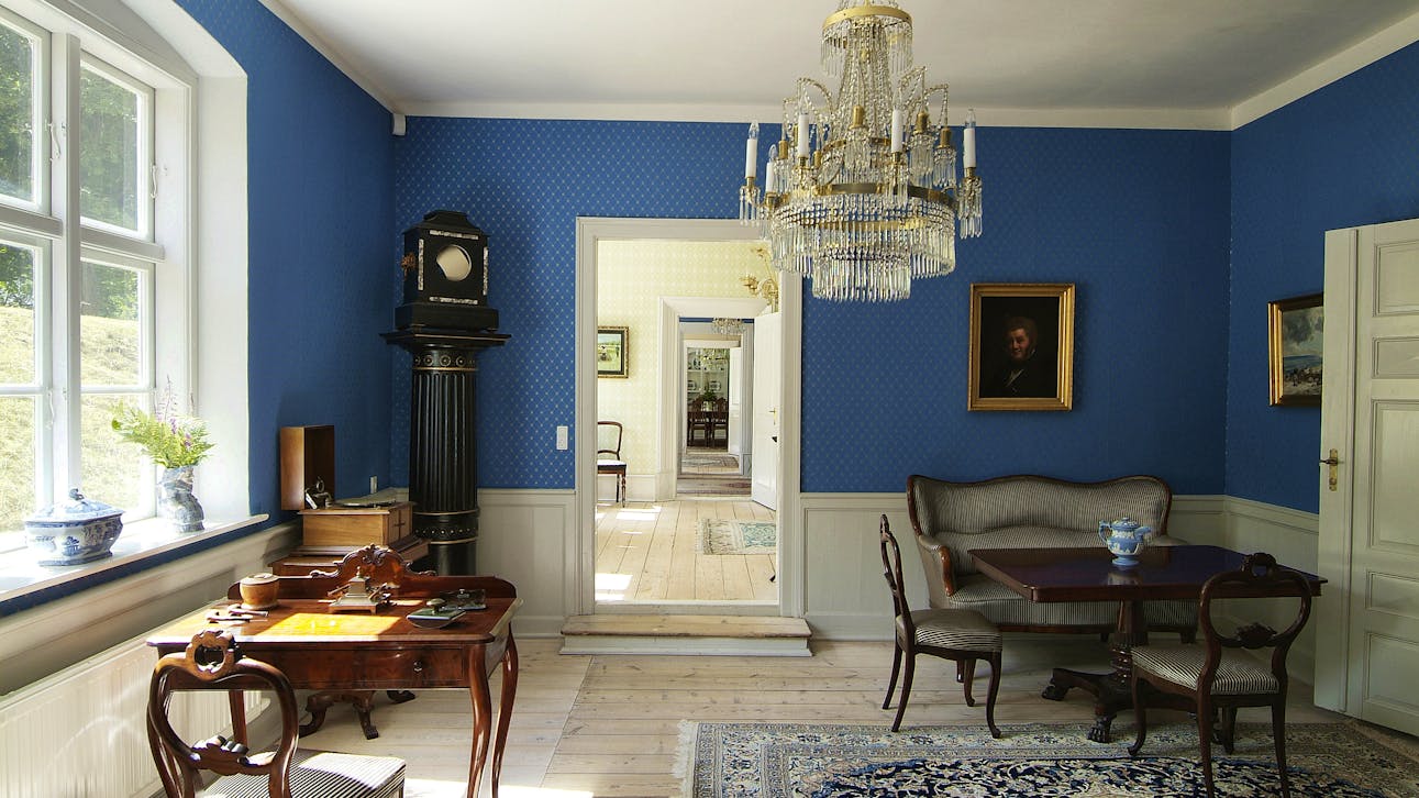 Tangs kontor med hans rejsegrammofon er stue nummer to i Tang Huset.