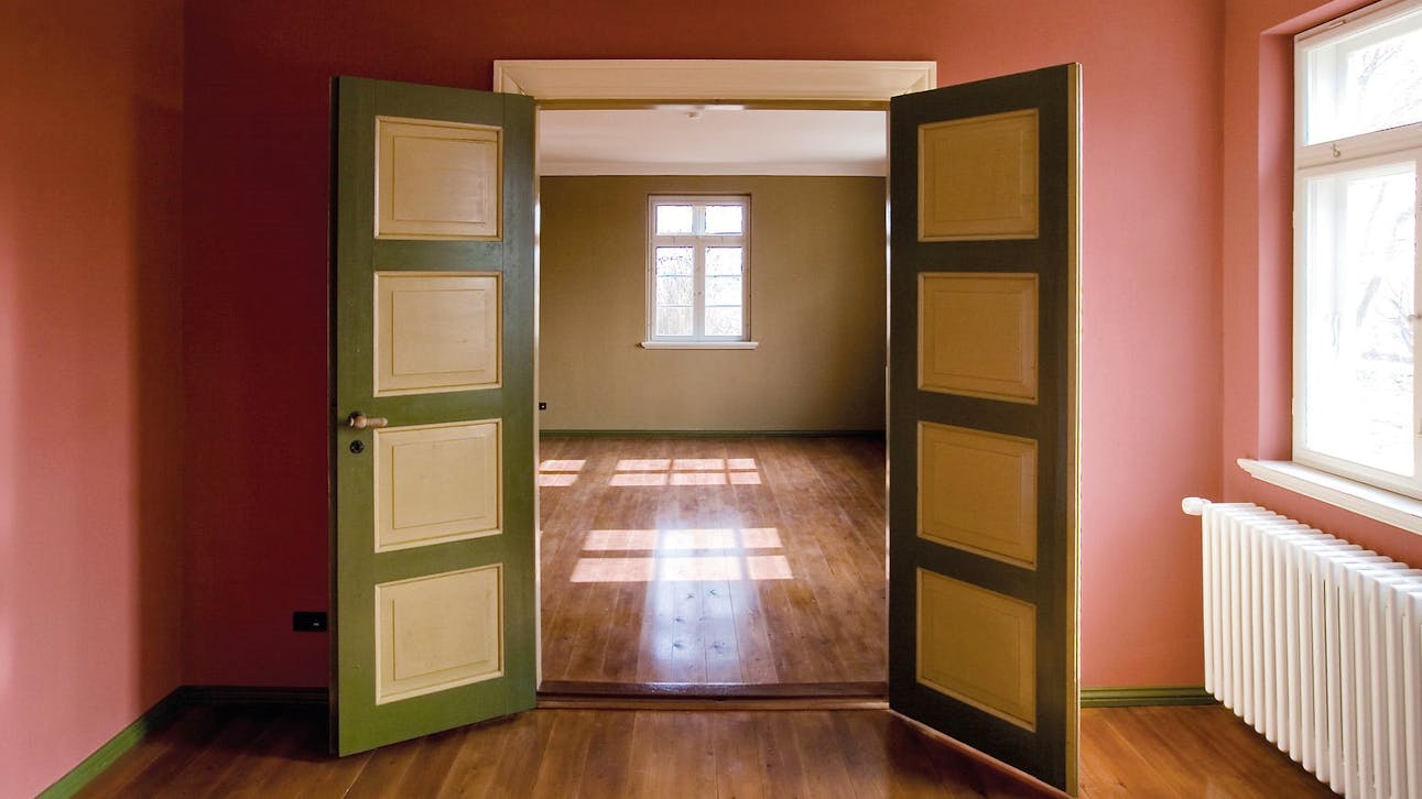 Oprindeligt var den røde stue den fine stue i huset, men er blevet omdannet til husets spisestue i forbindelse med restaureringen.