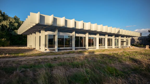 Facaden på Glasalstrup med indgang.