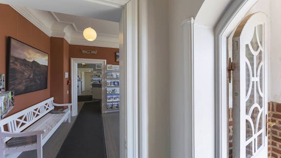 Indgang til Havnemesterboligen i Skagen, hvor turistbureauet i de tidligere stuer er tilpasset de historiske rammer.