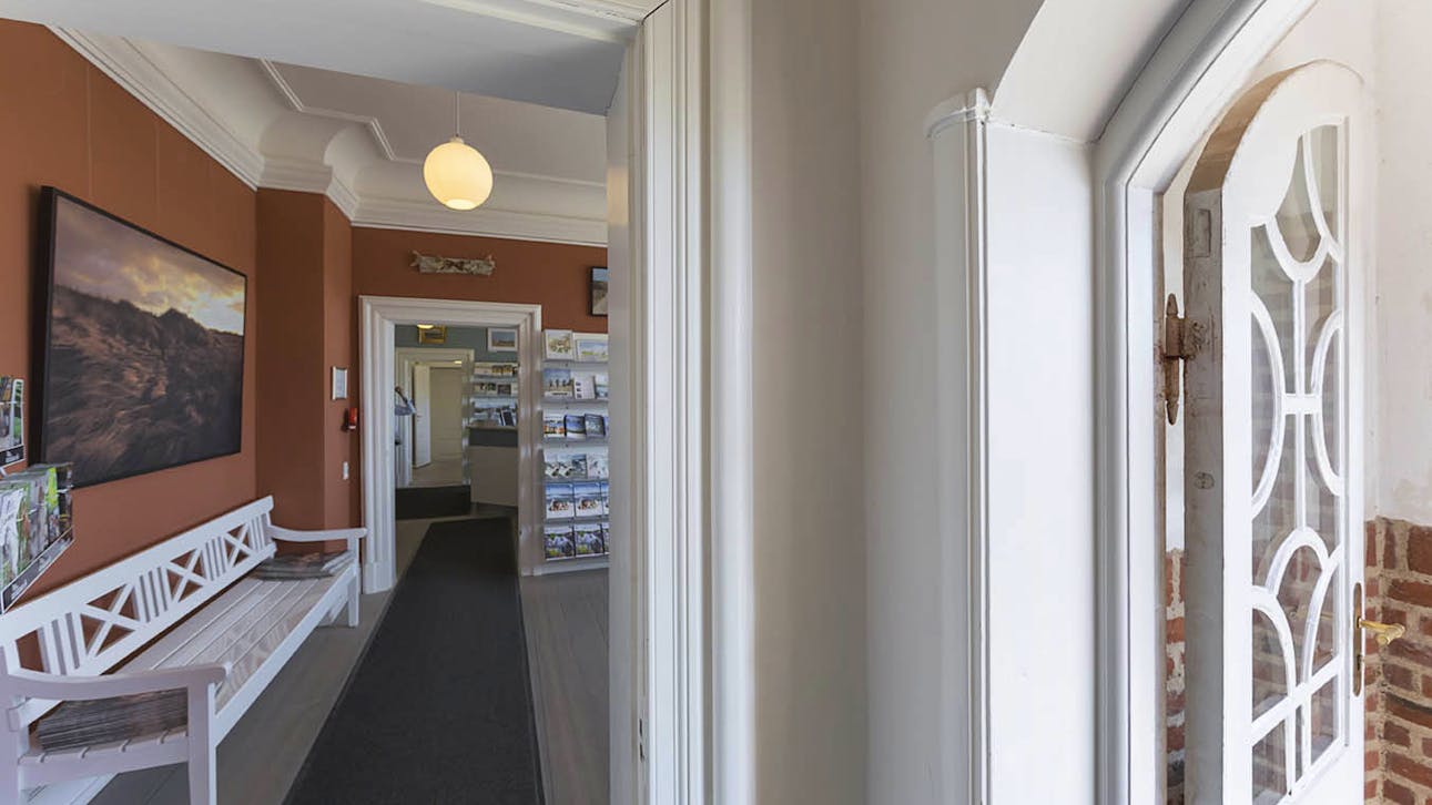 Indgang til Havnemesterboligen i Skagen, hvor turistbureauet i de tidligere stuer er tilpasset de historiske rammer.