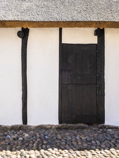 Sortmalet dør i bindingsværksvæg på Højgaarden på Sejerø.