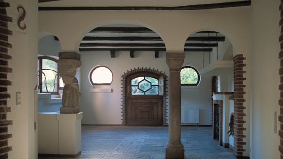 Det franske landkøkken i J. F. Willumsens ateliervilla med den store todelte dør, som giver adgang til et forsænket opholdsareal i haven.