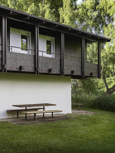 Spiseplads i haven under svalegangen på første sal i Svenn Eske Kristensens eget sommerhus.