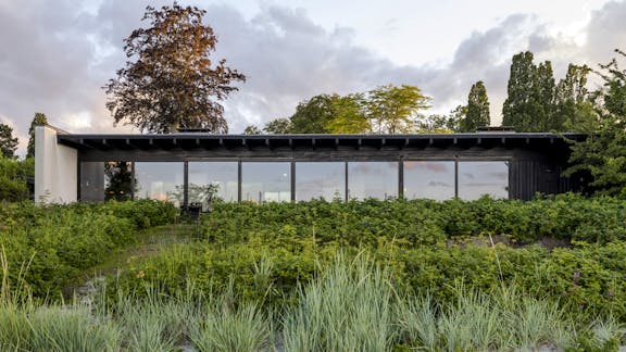 Huset ligger helt ned til vandet ved Rungsted Kyst.